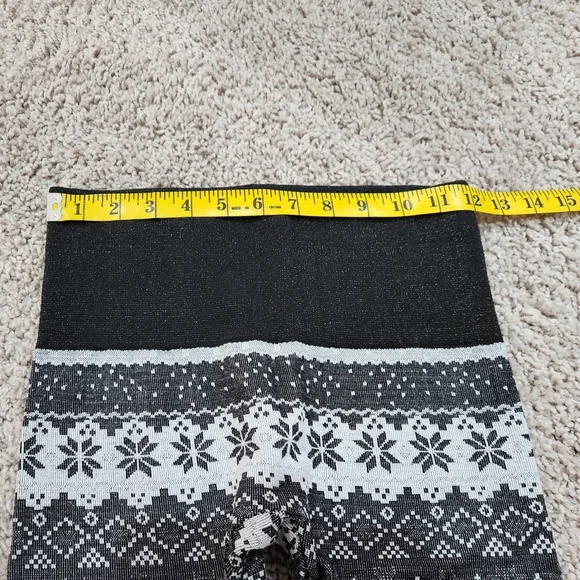 Women's Snowflake Pattern Leggings - Picture 3 of 8